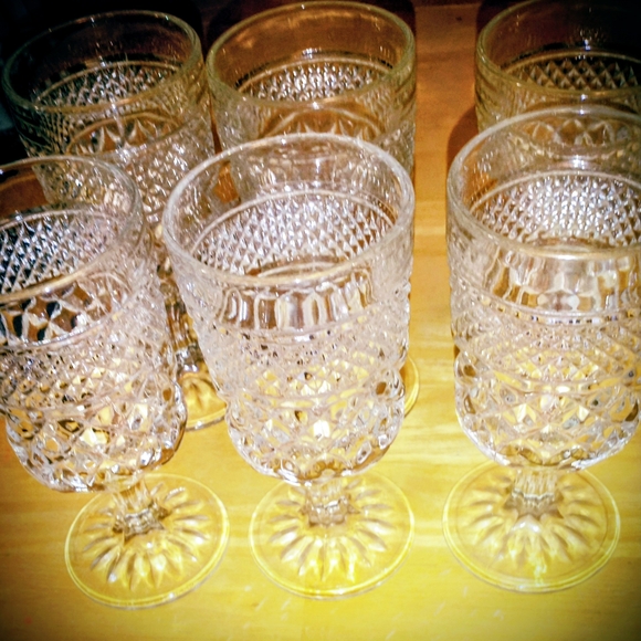 Elegant Crystal Wine Glass Set - Picture 3 of 4